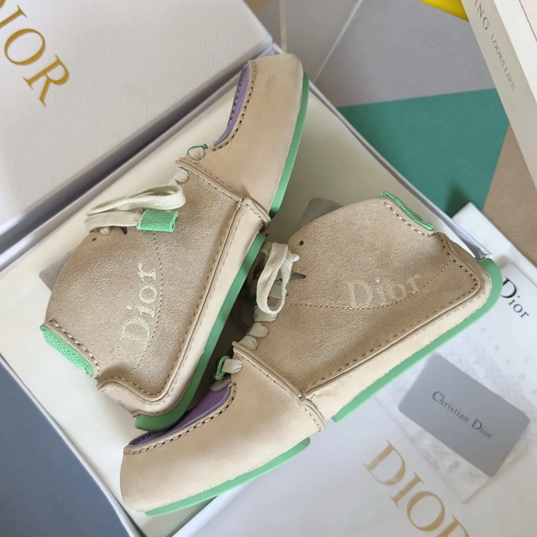 Men's shoes 💰680 Top version: Dior Roadie series catwalk couple style handmade casual sports shoes delivery counter exquisite packaging 🛍📦 ▪️Material: original custom imported first-layer cowhide ▪️Inner lining: original custom leather lining ▪️Sole: original molded anti-slip rubber material ▪️Sole thickness: 2CM ▪️Size: women's 35-40 / Men's 39-45